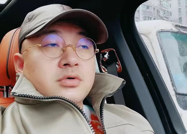 东方阿保，从草根到电商巨擘的传奇之路