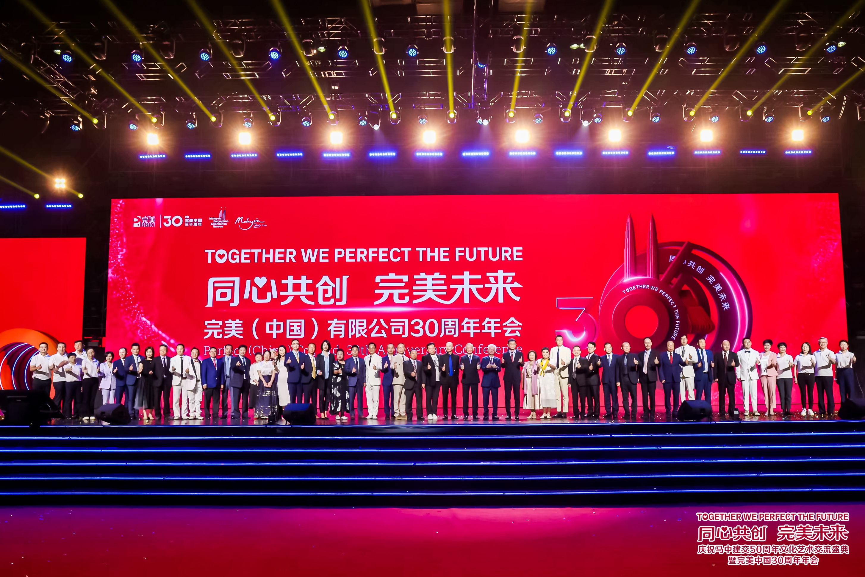 现场直击，香港开马会盛况—一场科技与传统的完美融合香港开马开奖现场直播中彩论